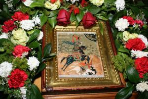 икона св.великомученика Димитрия Солунского, украшеная цветами