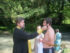 Отец Димитрий совершает таинство Крещения