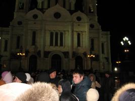 Ночная толпа перед Храмом