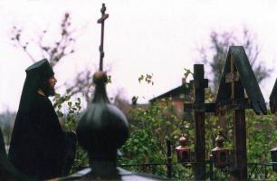 Иеромонах Василий (Росляков) перед могилками оптинских старцев