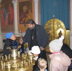 отец  Димитрий посещает детей