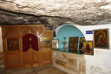 Пещера-гробница прп.Феодосия и св.жен
