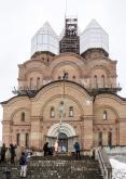 Установка конструкций центрального купола и креста на Свято-Тихоновском храме 