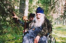Владыка Михей с отцом Феодором на сборе грибов. Борисоглебские леса. 2002 г